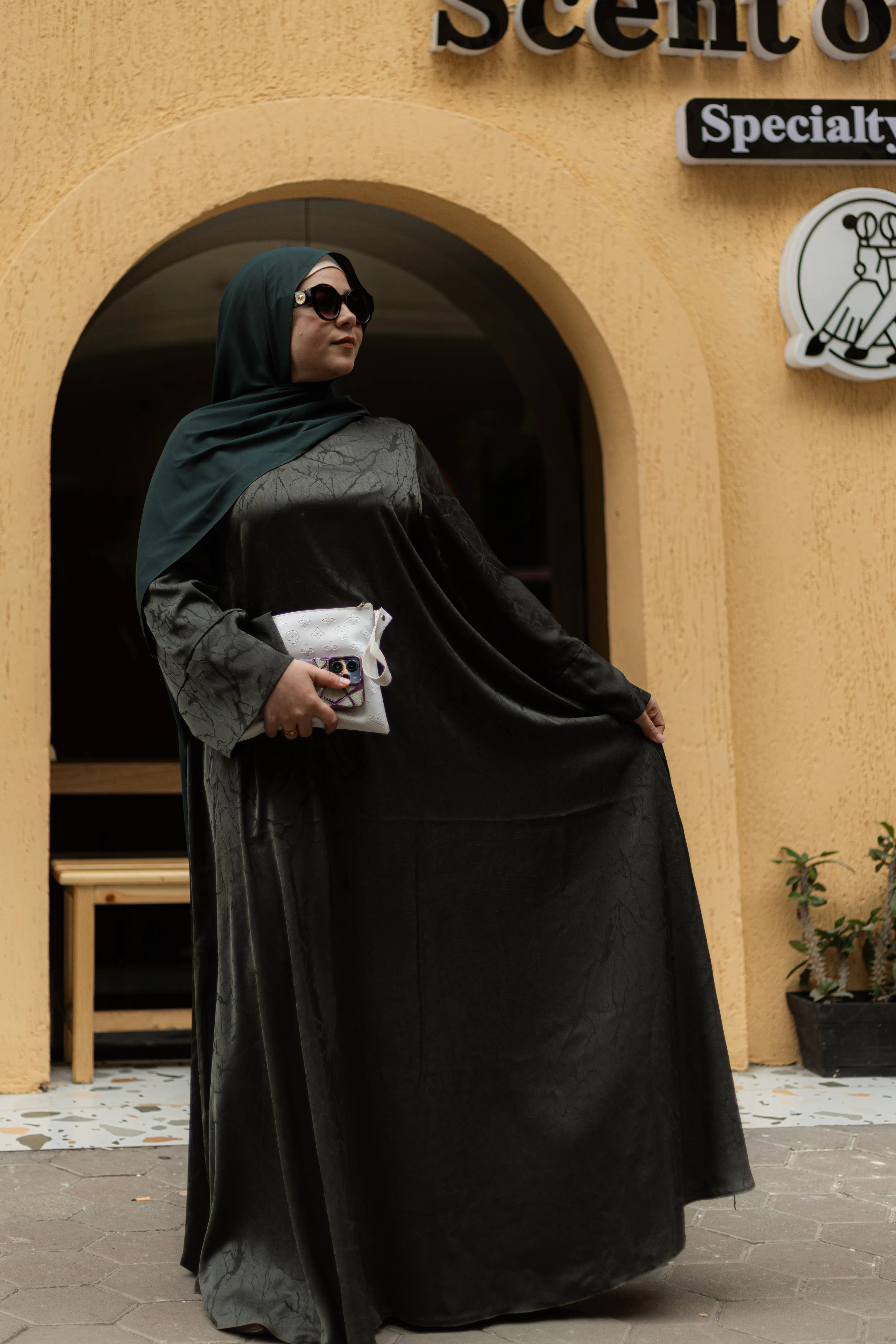 عباية خليجية فضفاضة